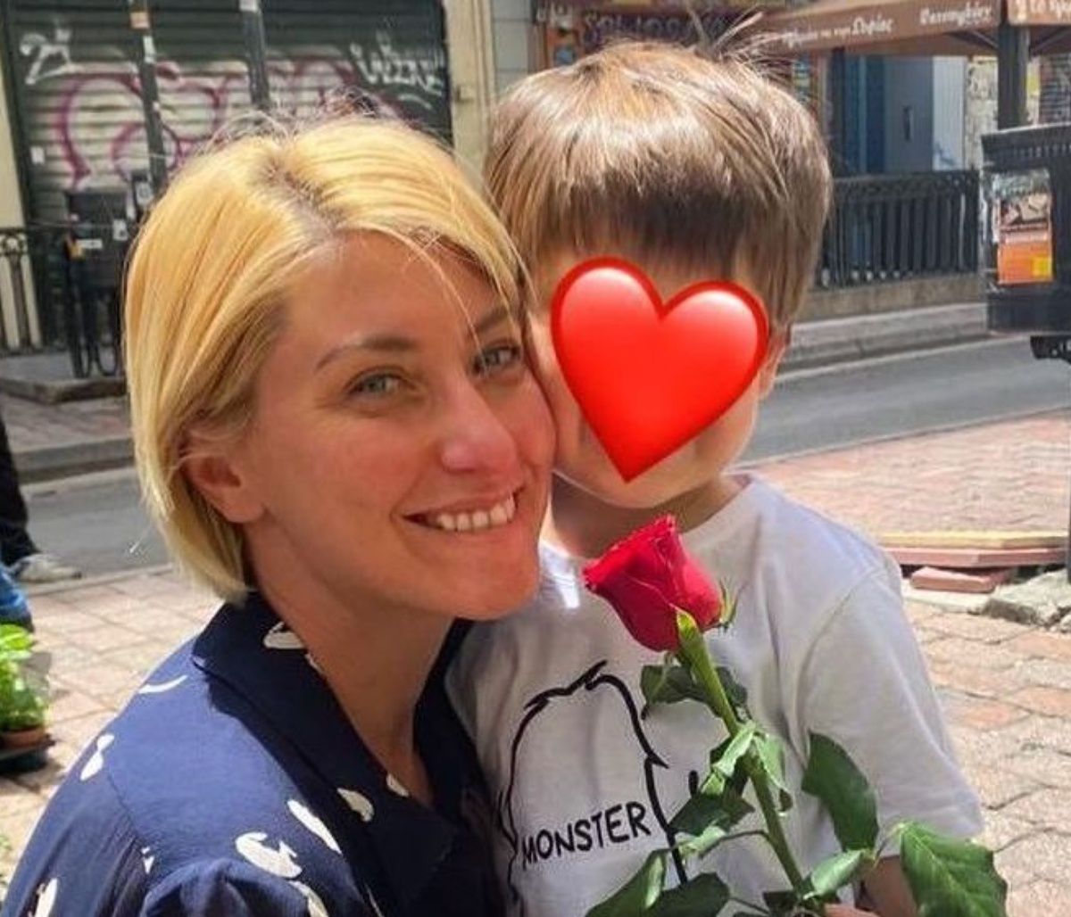 Σία Κοσιώνη: Στόλισε το δέντρο στον ΣΚΑΙ μαζί με τον γιο της