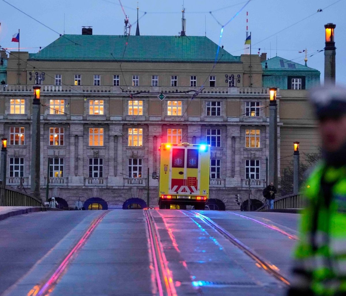Πράγα: Νέο βίντεο με φοιτητές να πηδούν από τα παράθυρα