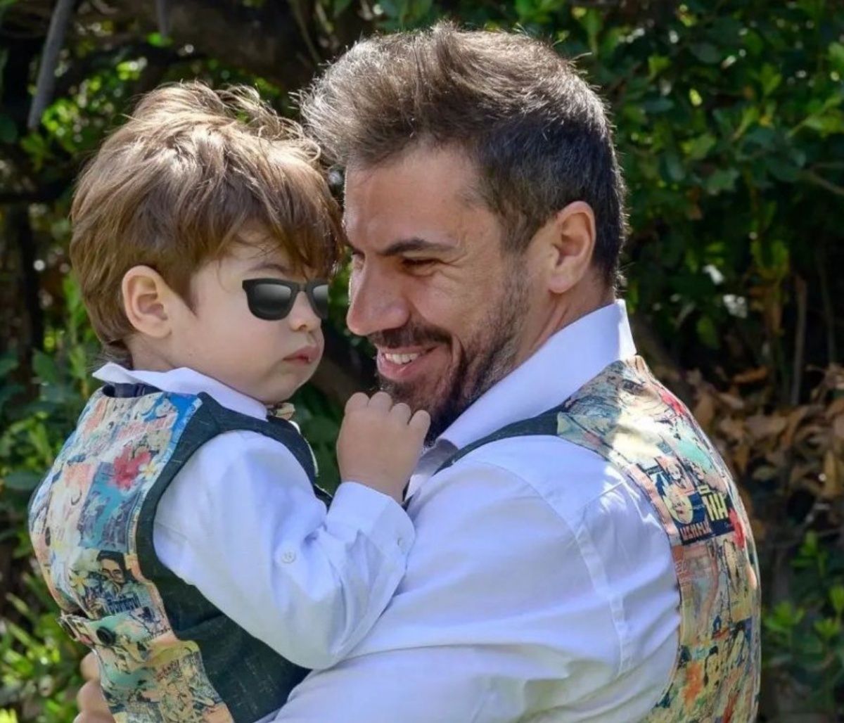 Εκκολαπτόμενος σεφ ο γιος του διακοσμεί τα χριστουγεννιάτικα μπισκότα