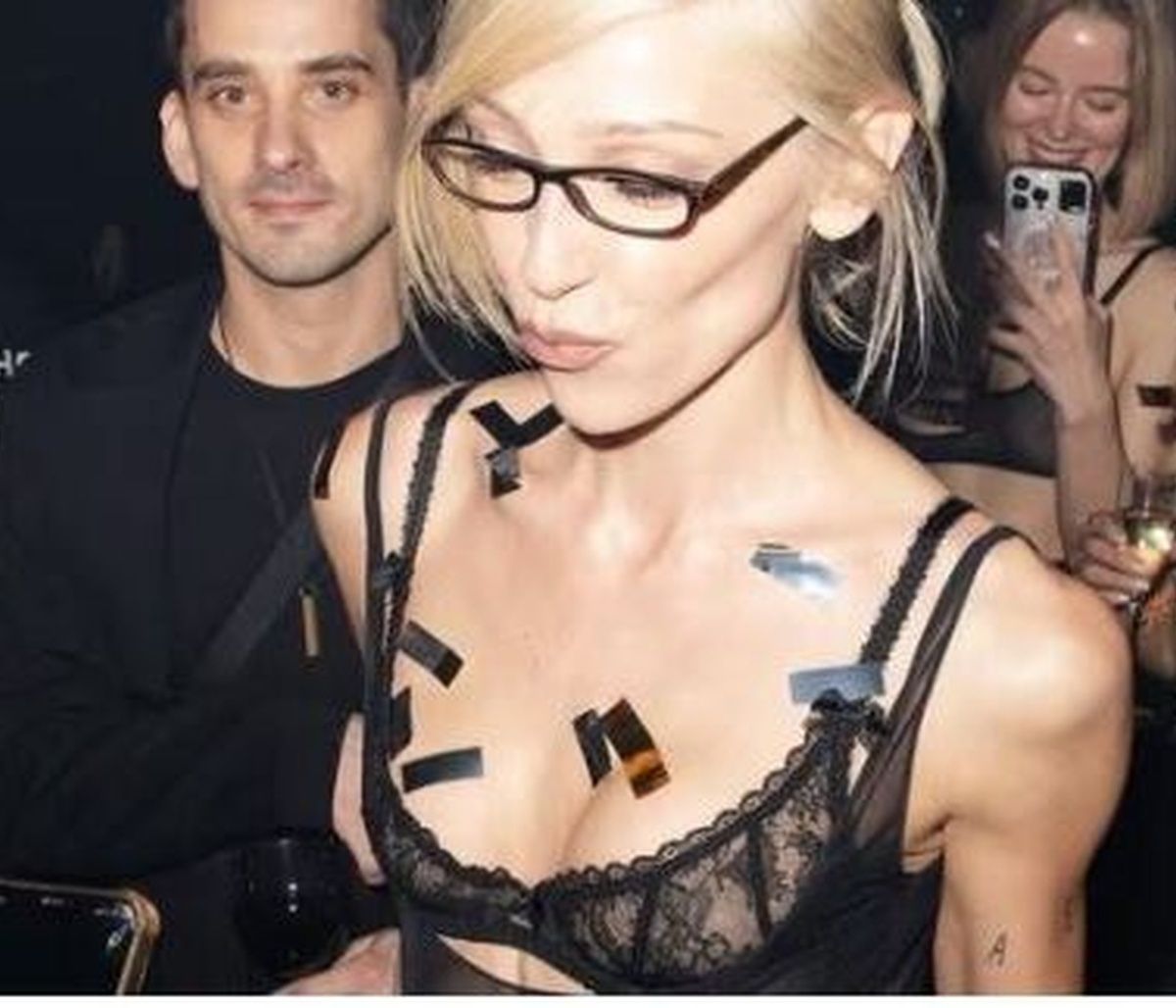 Ρωσία: Σάλος με το «σχεδόν γυμνό» πάρτι διασήμων στη Μόσχα