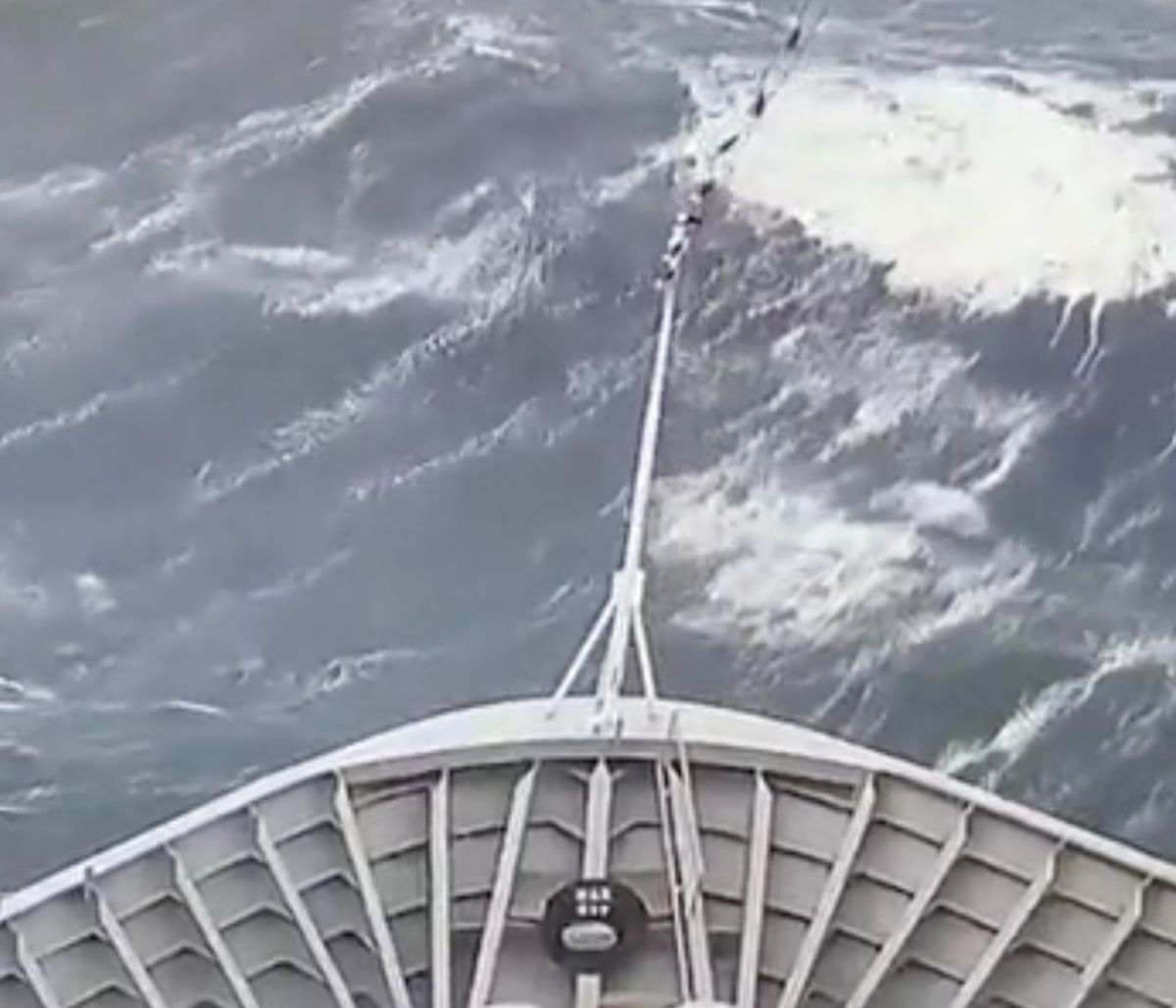 Πελώρια κύματα «καταπίνουν» κρουαζιερόπλοιο στην Ανταρκτική