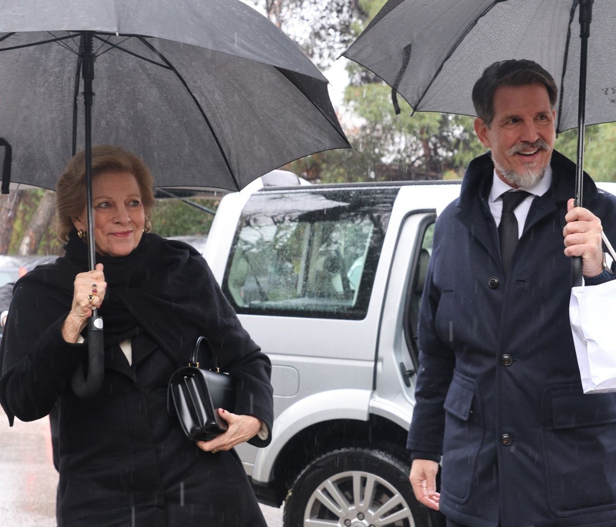 Χαμογελαστή η Άννα Μαρία μετά μνημόσυνο του τέως Βασιλιά Κωνσταντίνου