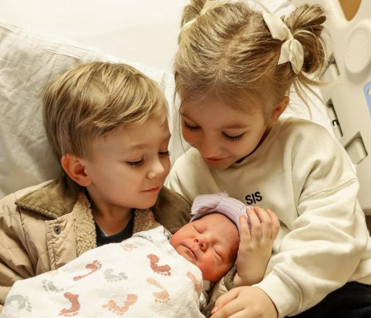 Γνωρίζουν για πρώτη φορά τη νεογέννητη αδερφή τους (vid)