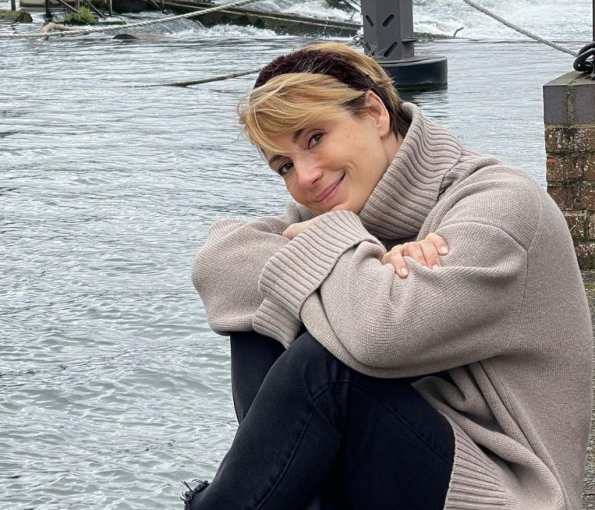 Ευδοκία Ρουμελιώτη: Αγκαλιά με τον γιο της στο κρεβάτι