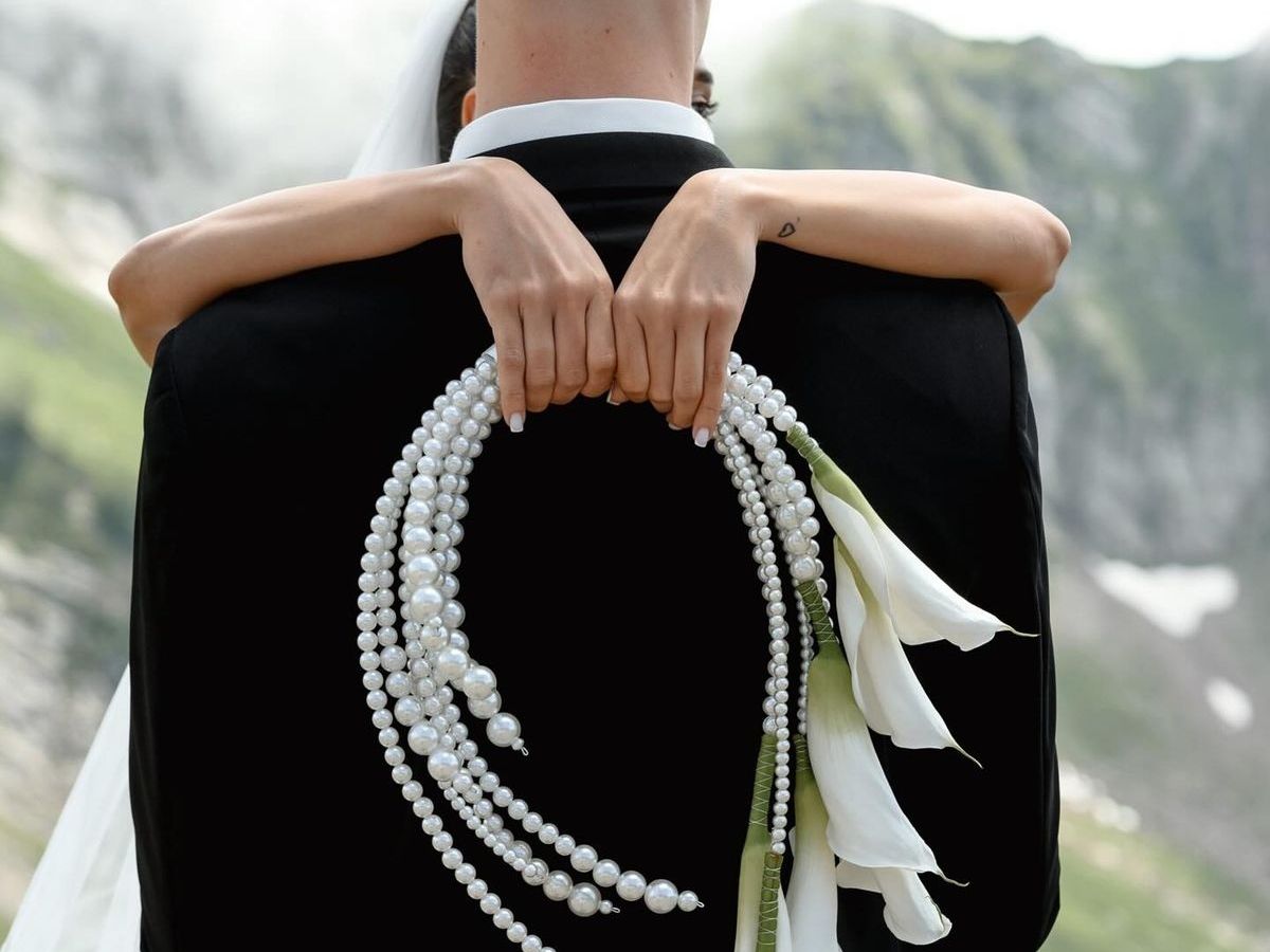 Αντί για μπουκέτο…τσάντα; Η τάση στις γαμήλιες ανθοδέσμες που λατρεύουν οι νύφες του 2025