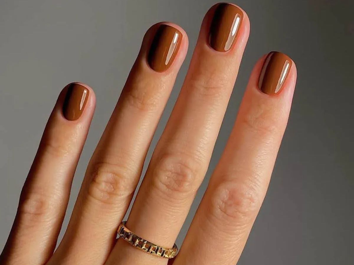 Cinnamon nails: Το χρώμα της γλυκιάς κανέλας έρχεται να απογειώσει το manicure αυτή την εποχή