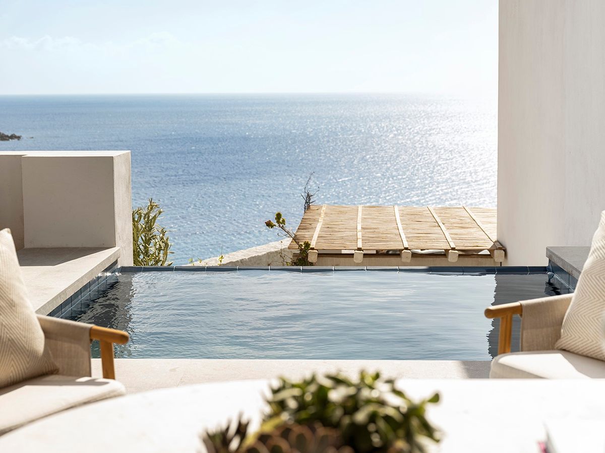 Το δεύτερο Four Seasons ξενοδοχείο της χώρας μας άνοιξε τις πόρτες του στο νησί των ανέμων
