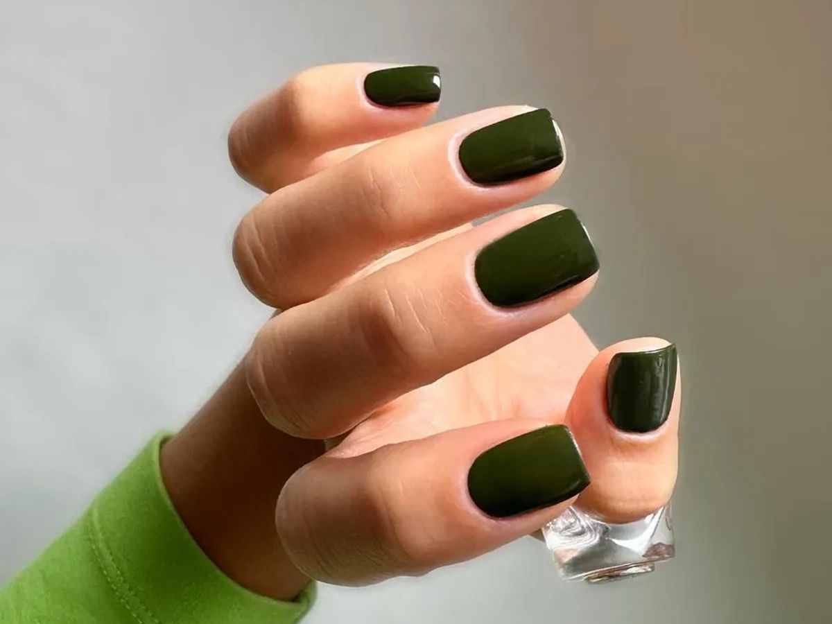 Χακί, rosy blush και silver είναι οι τάσεις στο manicure σύμφωνα με τη nail expert της Megan Fox
