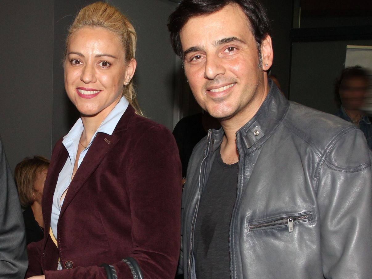 Ο Γιώργος Λεμπέσης τραγούδησε με τη σύζυγό του και η αγάπη τους μόνο την υγεία δεν «βλάπτει σοβαρά»