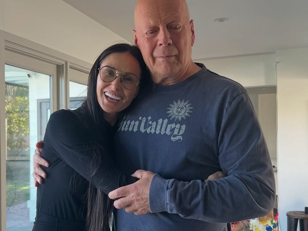 «Είναι δύσκολο», είπε η Demi Moore για τον Bruce Willis και υποστήριξε την απόφαση της συζύγου του