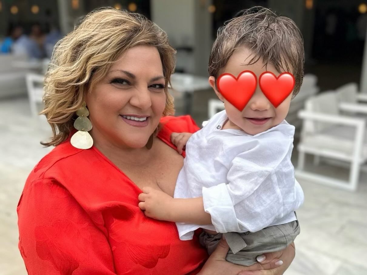 Lady in red η Βίκυ Σταυροπούλου που έγινε νονά και η Δανάη Μπάρκα έκανε επικό σχόλιο για το γεγονός