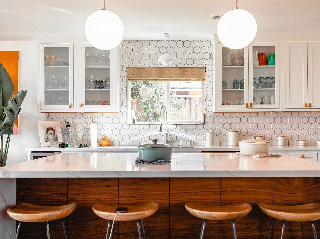 6 χρώματα στα ντουλάπια της κουζίνας που θεωρούνται ξεπερασμένα