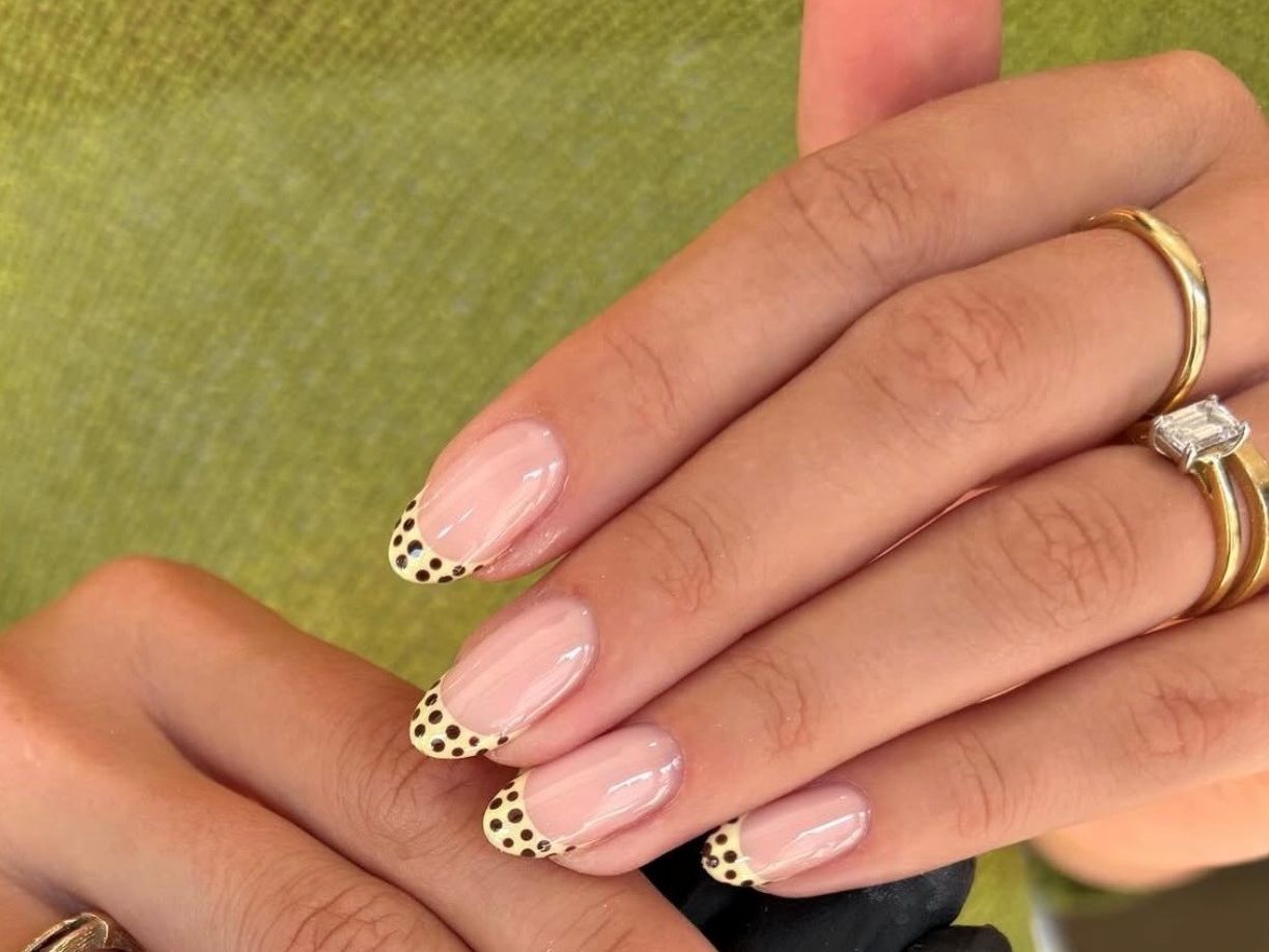 Γαλλικό μανικιούρ με πουά: 12 κομψές ιδέες για την άνοιξη–καλοκαίρι 2026