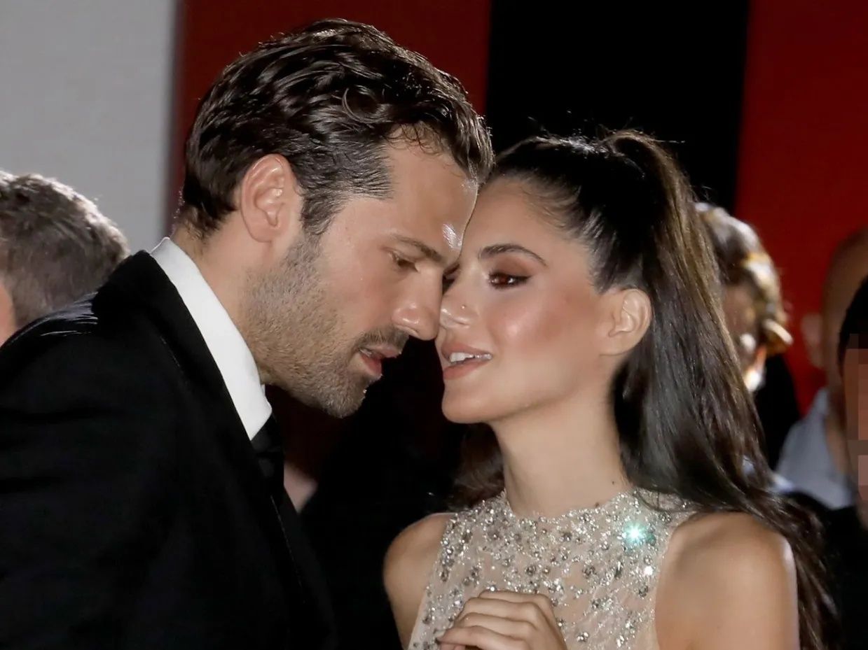 Γάμος Αργυρού - Νίκα: Το λιτό, κομψό νυφικό, το μενού και η ανατροπή & η καλλονή αδερφή της νύφης