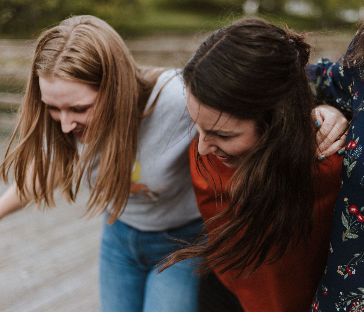 Η φίλη σου σε ανταγωνίζεται αλλά δεν θέλεις να χαλάσεις τη σχέση σας: Τι να κάνεις