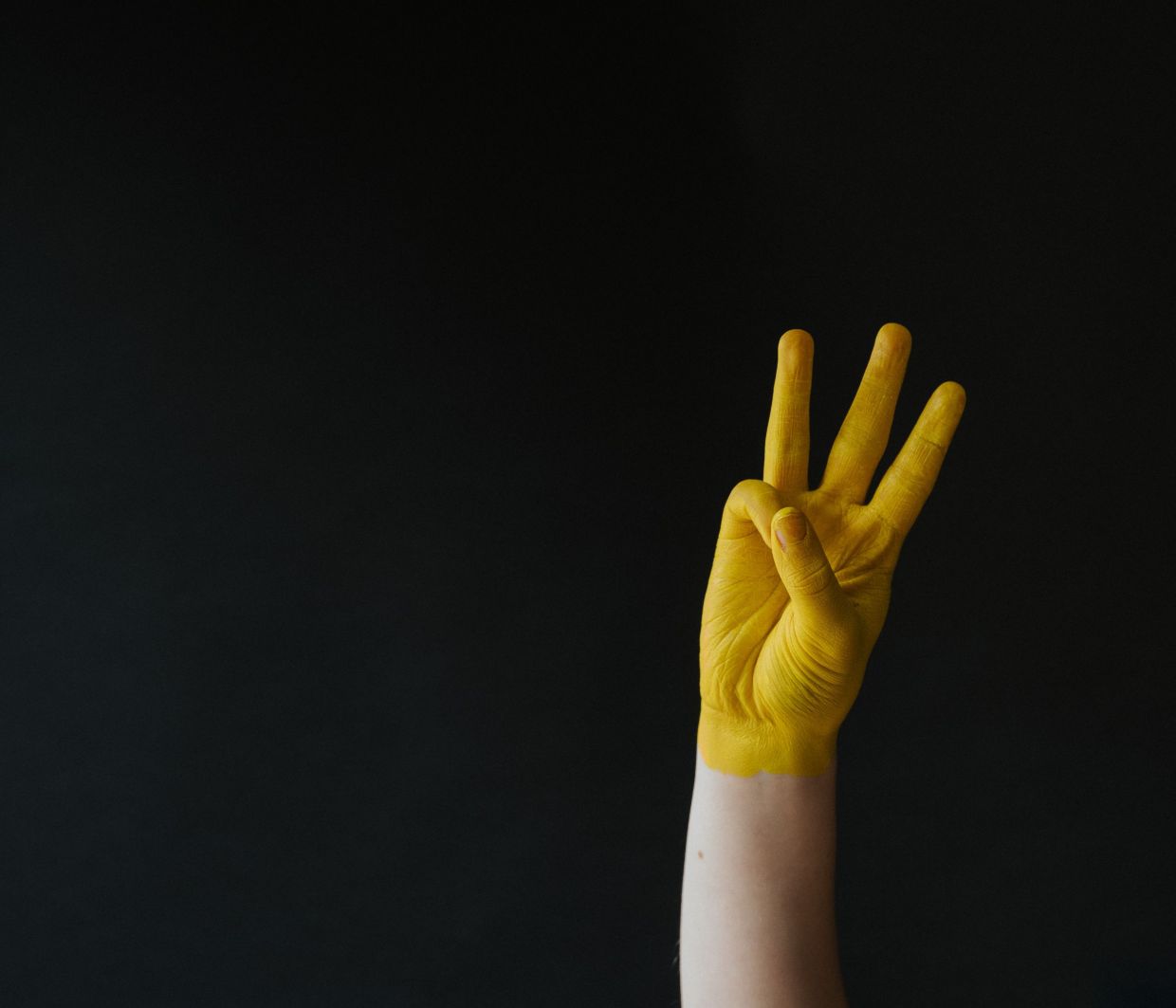 Κορωνοϊός: Νοσοκόμα δείχνει το λάθος που κάνουμε στο σούπερ μάρκετ με τα γάντια