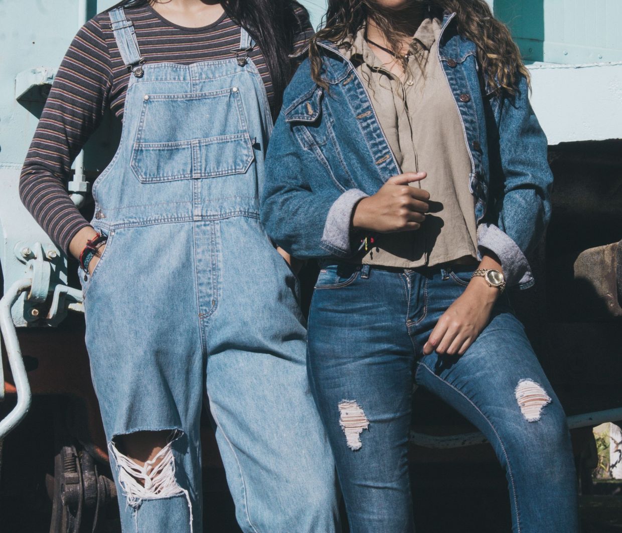 DIY: Πώς θα κάνεις μόνη σου σωστά σκισίματα στα jeans