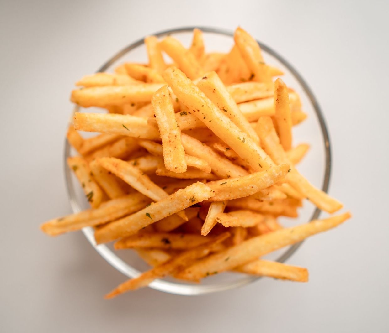 Το «κόλπο» για να φτιάξεις τηγανητές πατάτες καλύτερα και από τη γιαγιά σου