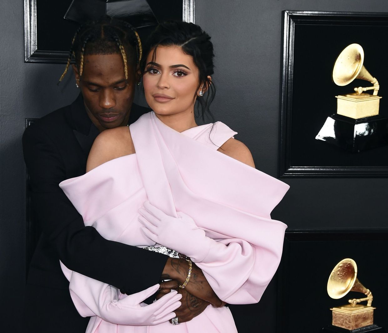 Kylie Jenner: Οι νέες φωτογραφίες της Stormi με τον Travis Scott για τα γενέθλια του ράπερ