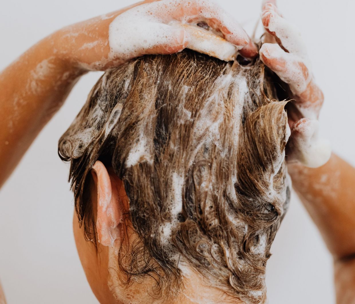 Το σωστό λούσιμο έχει και τα μυστικά του – 7 tips για τέλεια μαλλιά