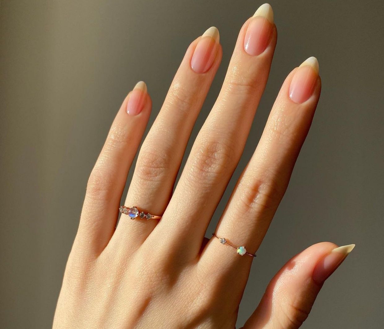 10 banana nail art γιατί το επόμενο μανικιούρ σου θα έχει το χρώμα της μπανάνας