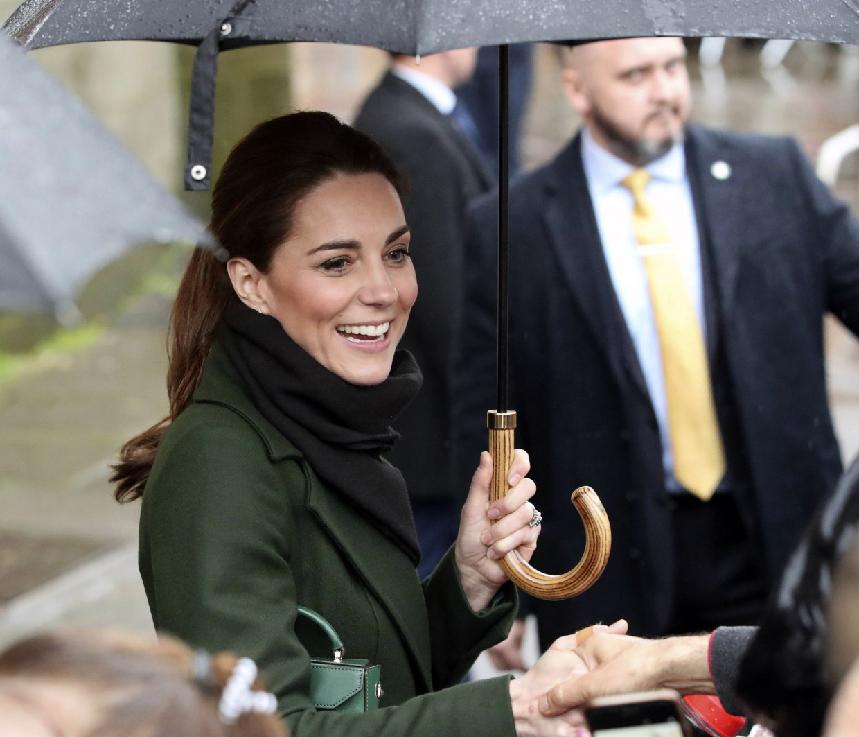 H Κate Middleton αποχωρίστηκε το αγαπημένο της μπλε χρώμα για μία πιο τολμηρή επιλογή