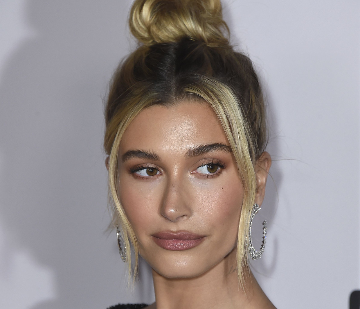Η ρουτίνα ομορφιάς της Hailey Baldwin είναι τόσο απλή που… μπορείς να την ακολουθήσεις κι εσύ