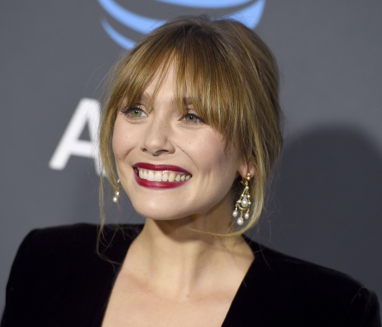 What a beauty! Η Elizabeth Olsen άλλαξε κούρεμα και χρώμα μαλλιών