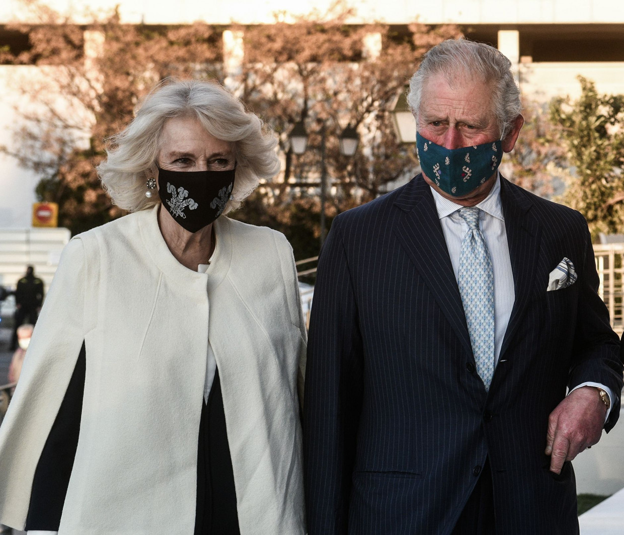 Κομψή με ένα κλασικό, ασπρόμαυρο σύνολο η Camilla Parker Bowles έφτασε στη χώρα μας