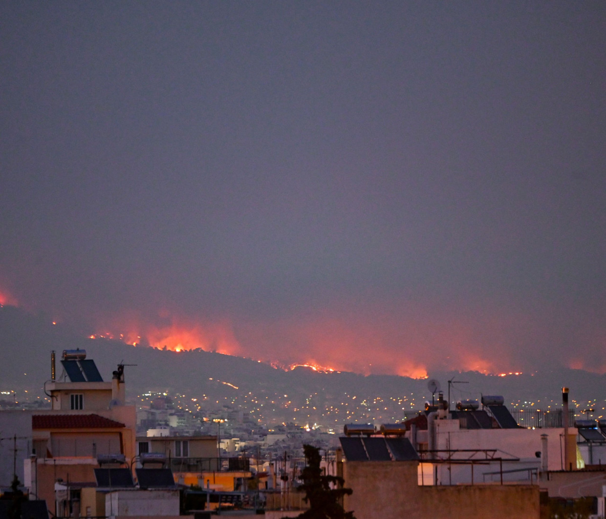 Φωτιές στην Ελλάδα: Άλλη μια εφιαλτική νύχτα - Τι συμβαίνει τώρα - Η αγωνία όλων μας σε μία πρόταση