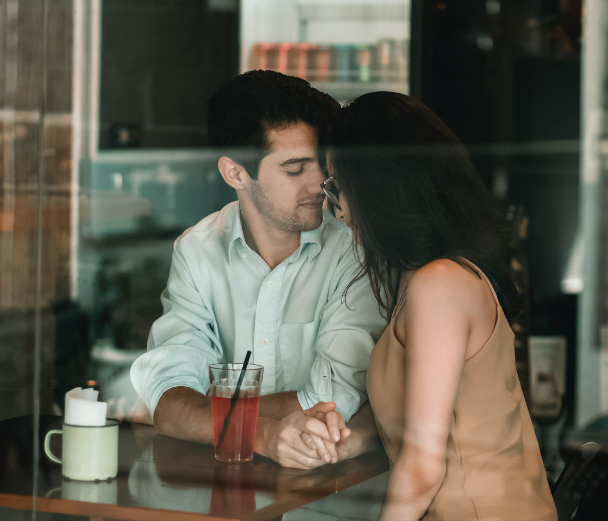 5 γυναικείες συνήθειες που ξενερώνουν τους άντρες στο ραντεβού