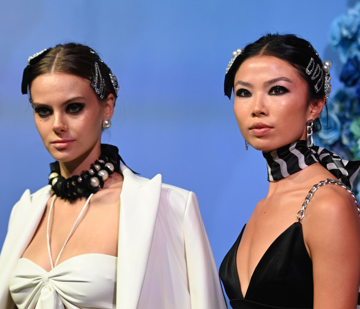 NWFW SS/22: Στο show των Alice + Olivia πρωταγωνίστησαν τα extra hair accessories & τα fun nail art
