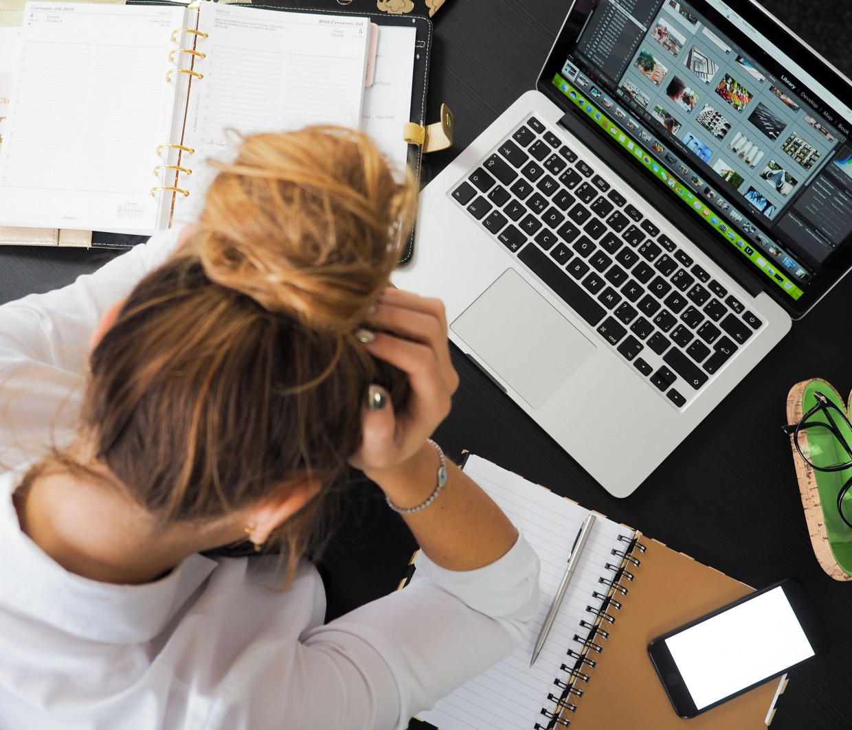 Δεν έχεις βάση για το laptop; Το hack που θα σου λύσει τα χέρια (και δεν κοστίζει τίποτα)