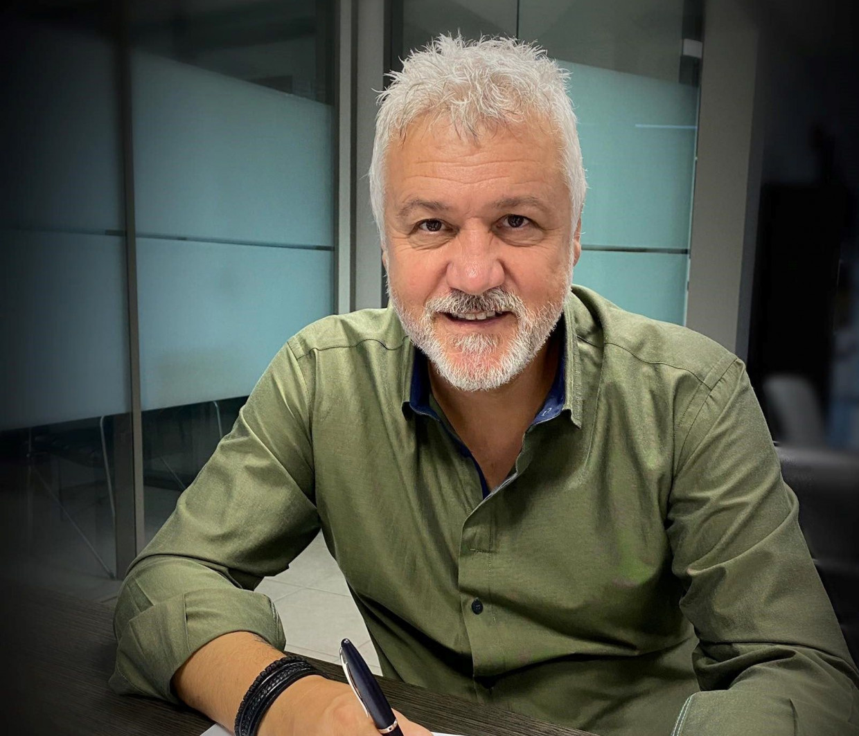 Ο συγγραφέας του Σασμού Σπύρος Πετρουλάκης τα αποκαλύπτει όλα στο Queen.gr!
