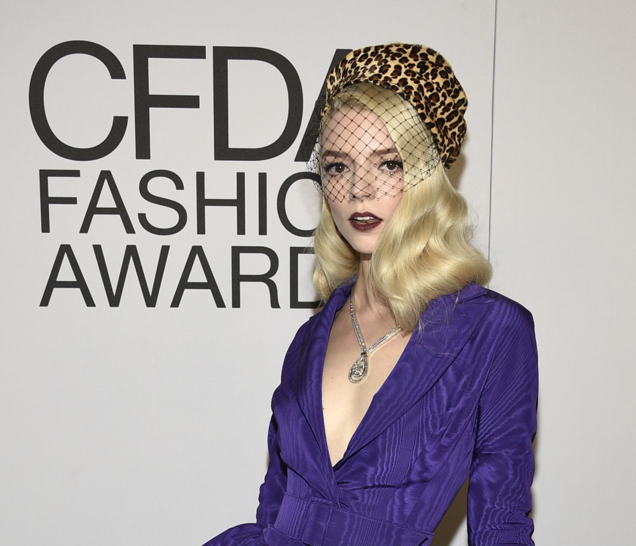 Πώς οι celebrities έχουν ξεκινήσει ήδη να φορούν το «χρώμα της χρονιάς» της Pantone για το 2022