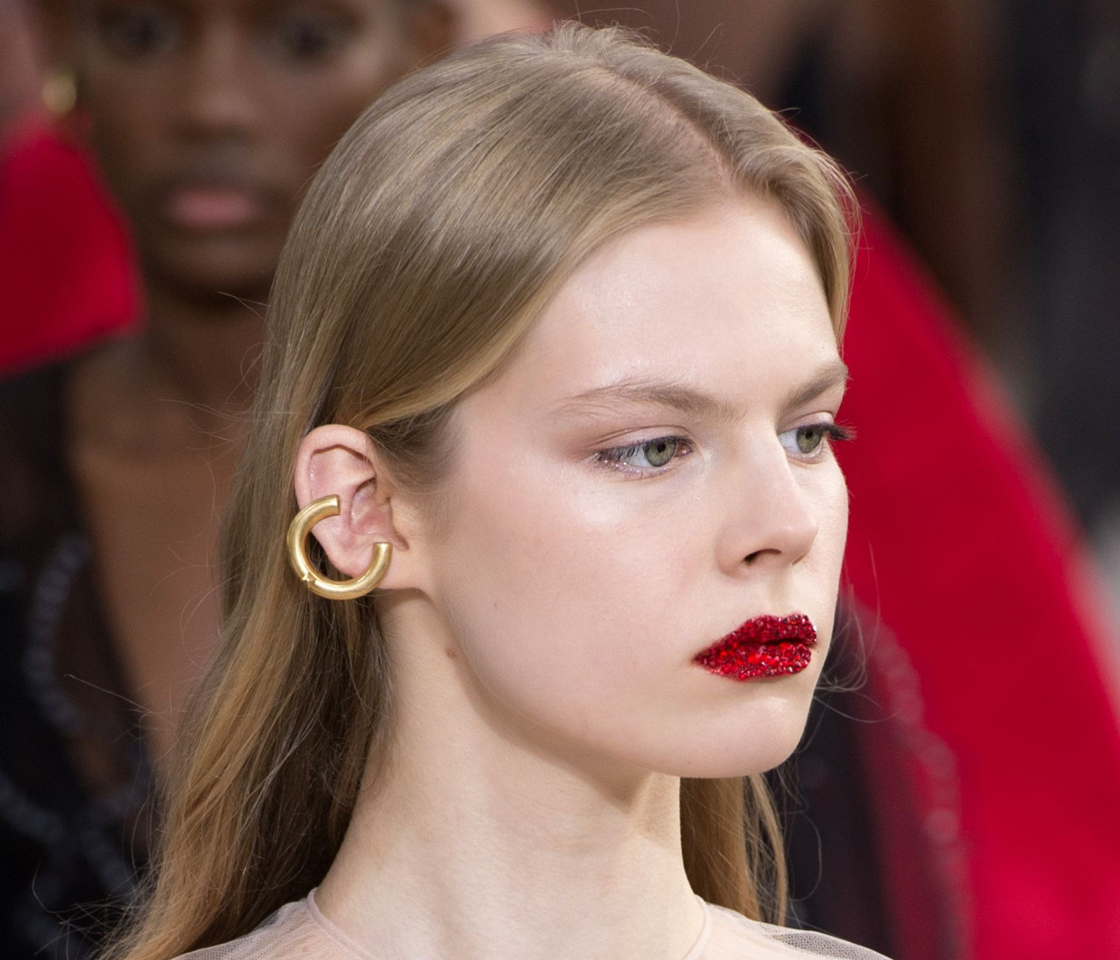 Η νέα super glam τάση στο μακιγιάζ λέει #GlitterLips - Θα τη λατρέψεις!