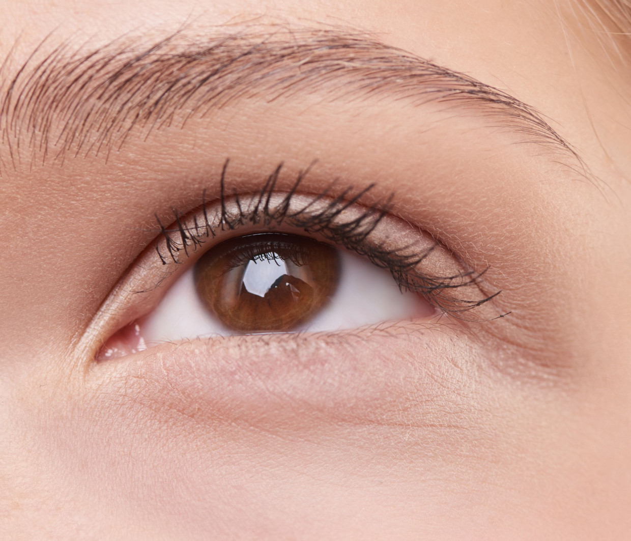 Genius! 5 tips για να μην «σπάει» το concealer κάτω από τα μάτια σου
