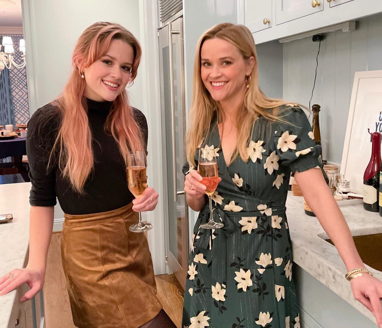 Δεν τις ξεχωρίζεις! Η Reese Witherspoon μοιάζει με την κόρη της σαν δυο σταγόνες νερό (photo)