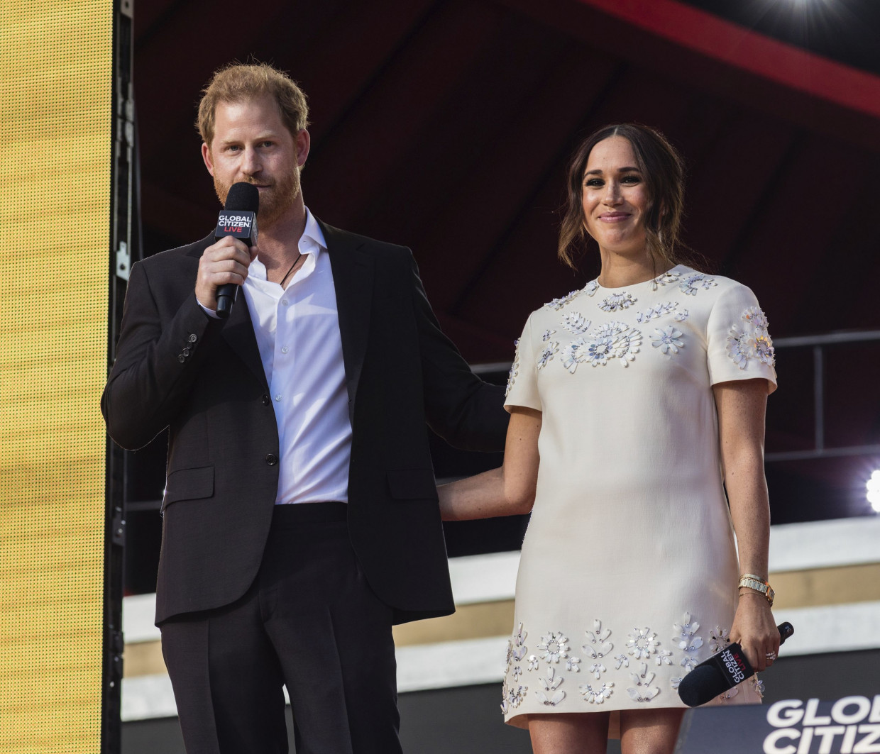Μπορεί η Meghan & ο Harry να είναι στην Αμερική αλλά ένα ζευγάρι τους είπε όσα γίνονται στο παλάτι