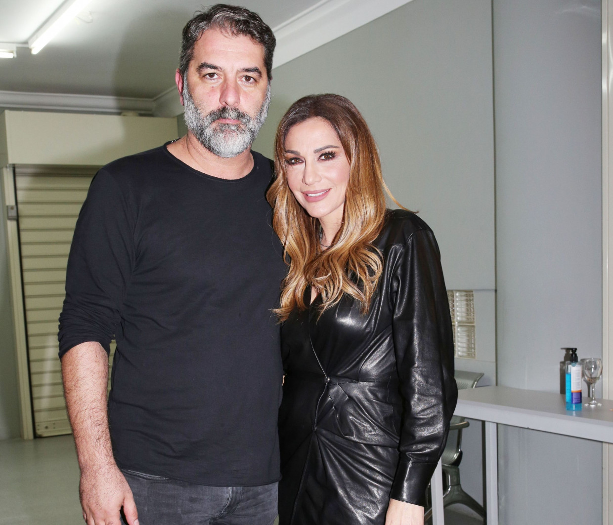 Δέσποινα Βανδή: Η διπλή αφιέρωση στον Βασίλη Μπισμπίκη και το τρυφερό φιλί (video)