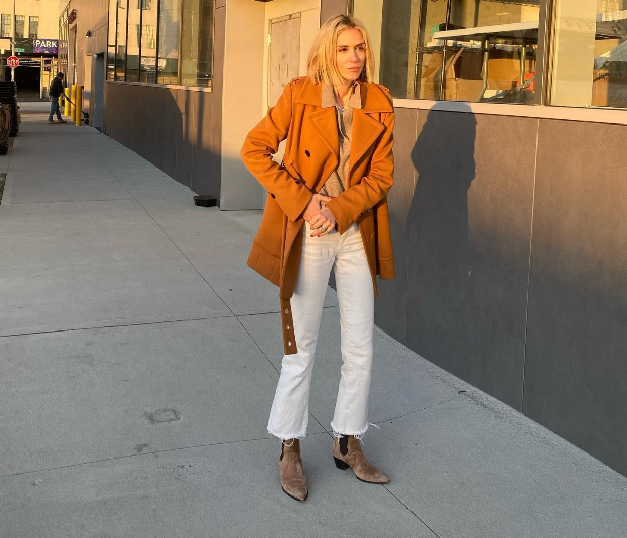 Η Σοφία Καρβέλα σου δείχνει πώς να βάλεις τα western booties την άνοιξη