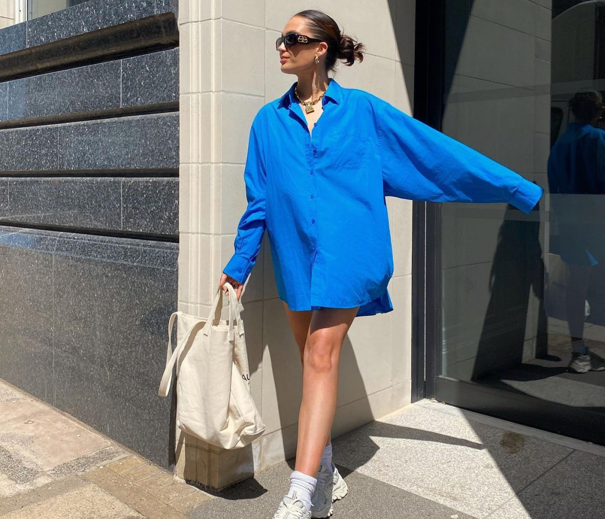 TikTok fashion hack: Πώς θα αναβαθμίσεις το oversized πουκάμισο με μία μόνο κίνηση