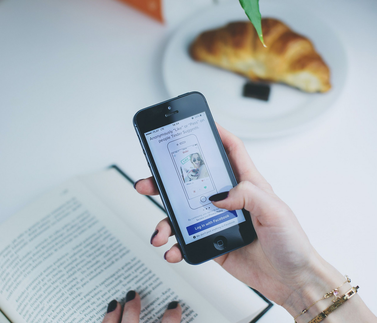 Μιλάτε συνέχεια στο dating app αλλά για ραντεβού τίποτα; 4 hacks για να σου ζητήσει να βγείτε