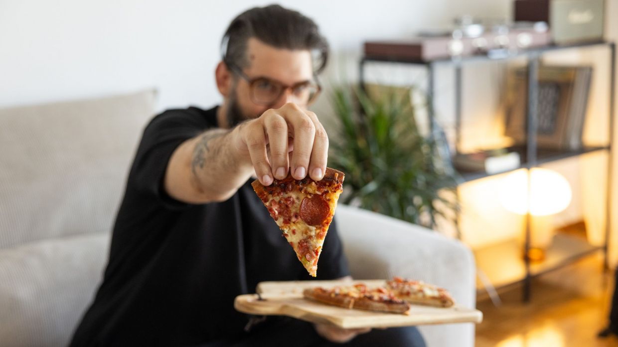 Μόνο εσύ, ο καναπές σου και η Pizza Special: Αυτό θα πει καλοκαίρι στην πόλη