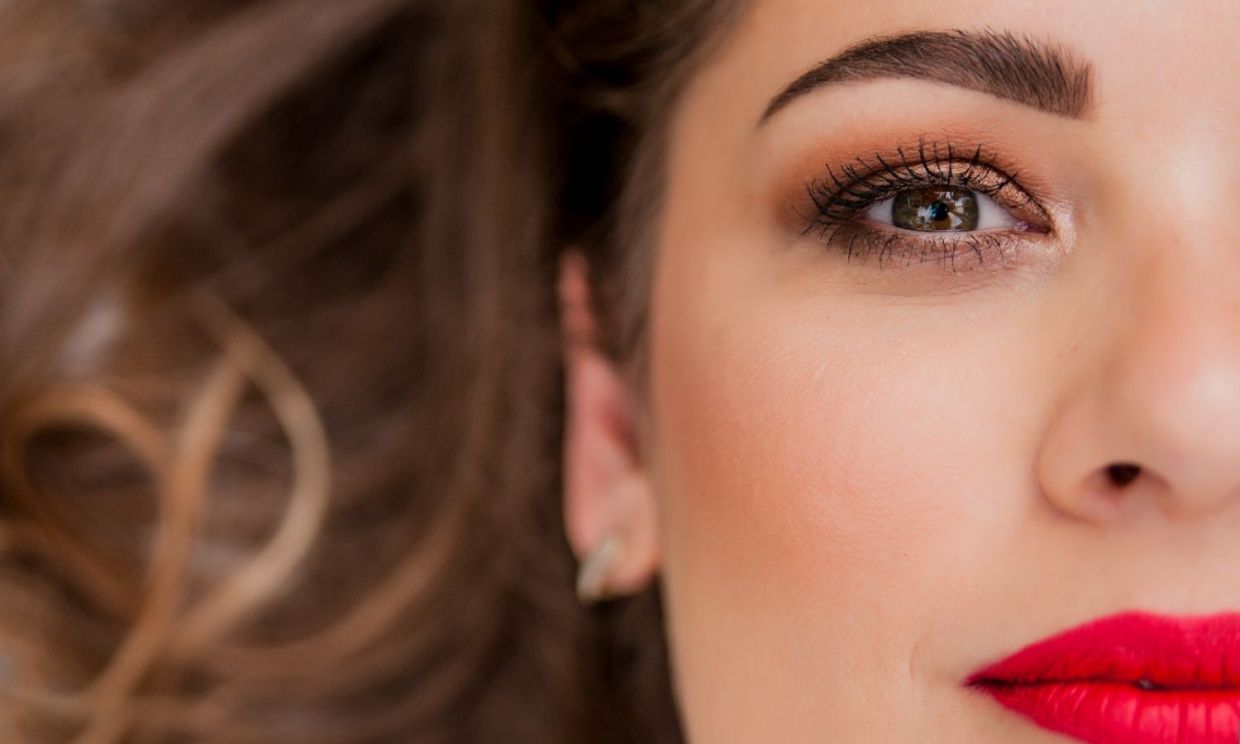 Το τέλειο μακιγιάζ φρυδιών: Οδηγός για φρύδια που τραβούν τα βλέμματα