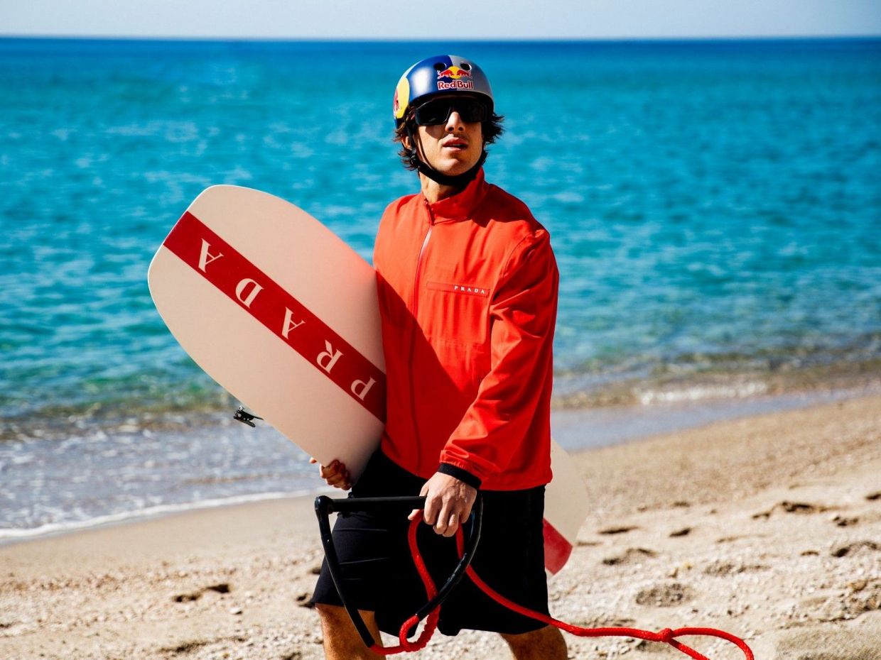 Water on the Moon: Το ονειρικό line του Νικόλα Πλυτά στο σεληνιακό τοπίο της Μήλου