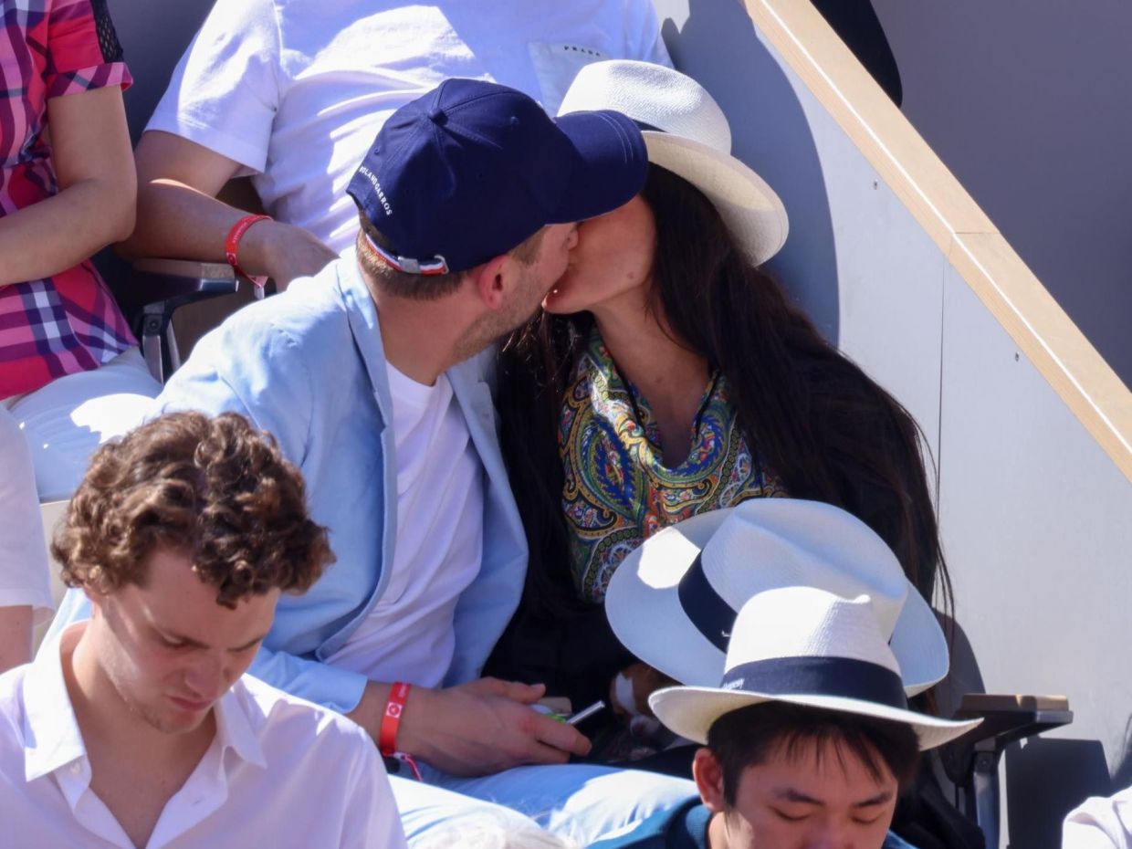 Demi Moore - Sienna Miller: Τα παθιασμένα φιλιά με τους συντρόφους τους στο γήπεδο του τένις