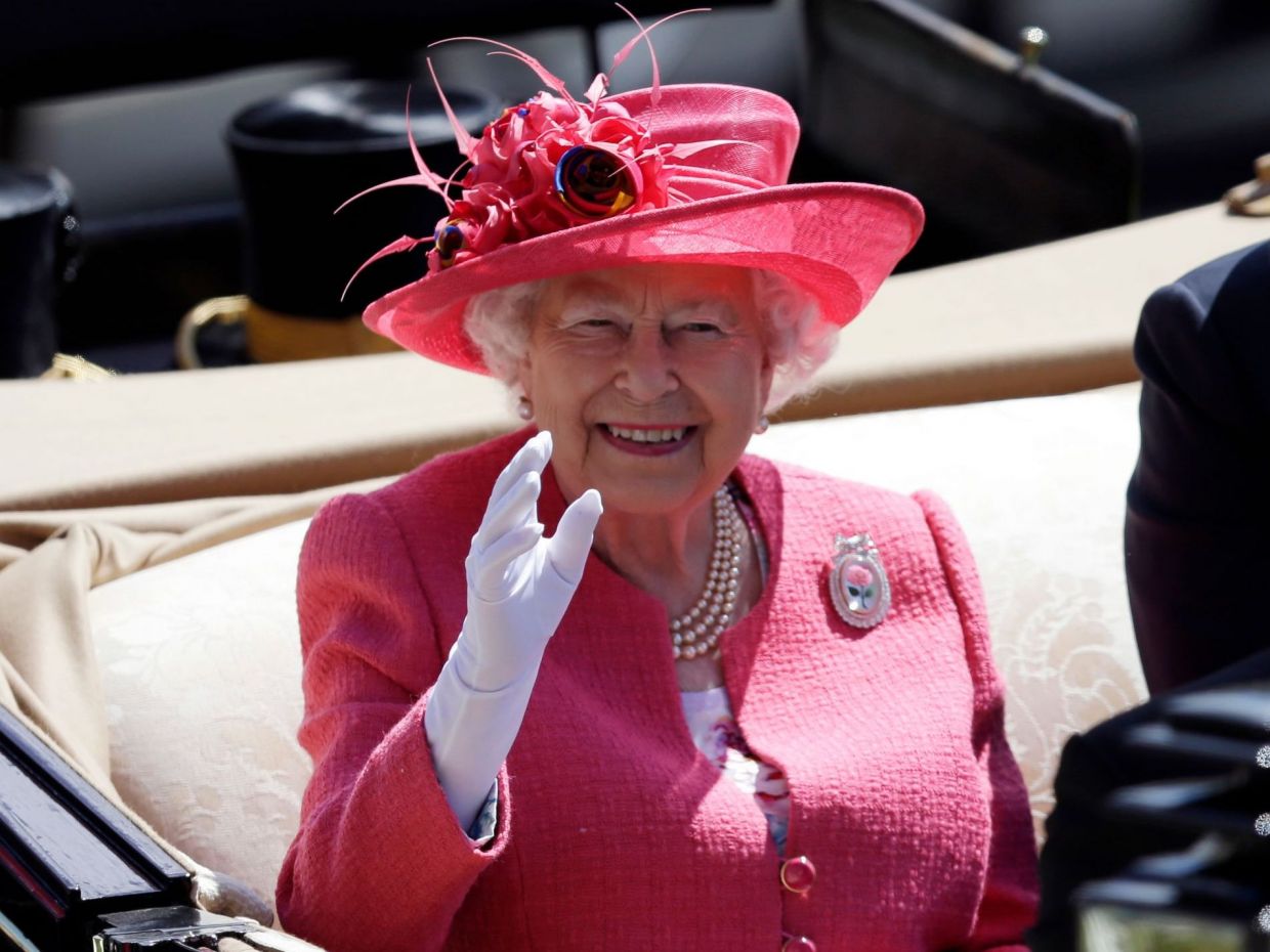 Από τη Meghan μέχρι τη Ζωζώ, τα σχόλια στο Twitter για τον θάνατο της Ελισάβετ δε «συγχωρούν»