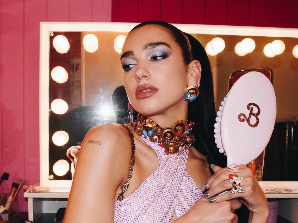 H Dua Lipa γίνεται Barbie girl όμως εμείς δεν ξεχάσαμε ποτέ τις bikini εμφανίσεις της