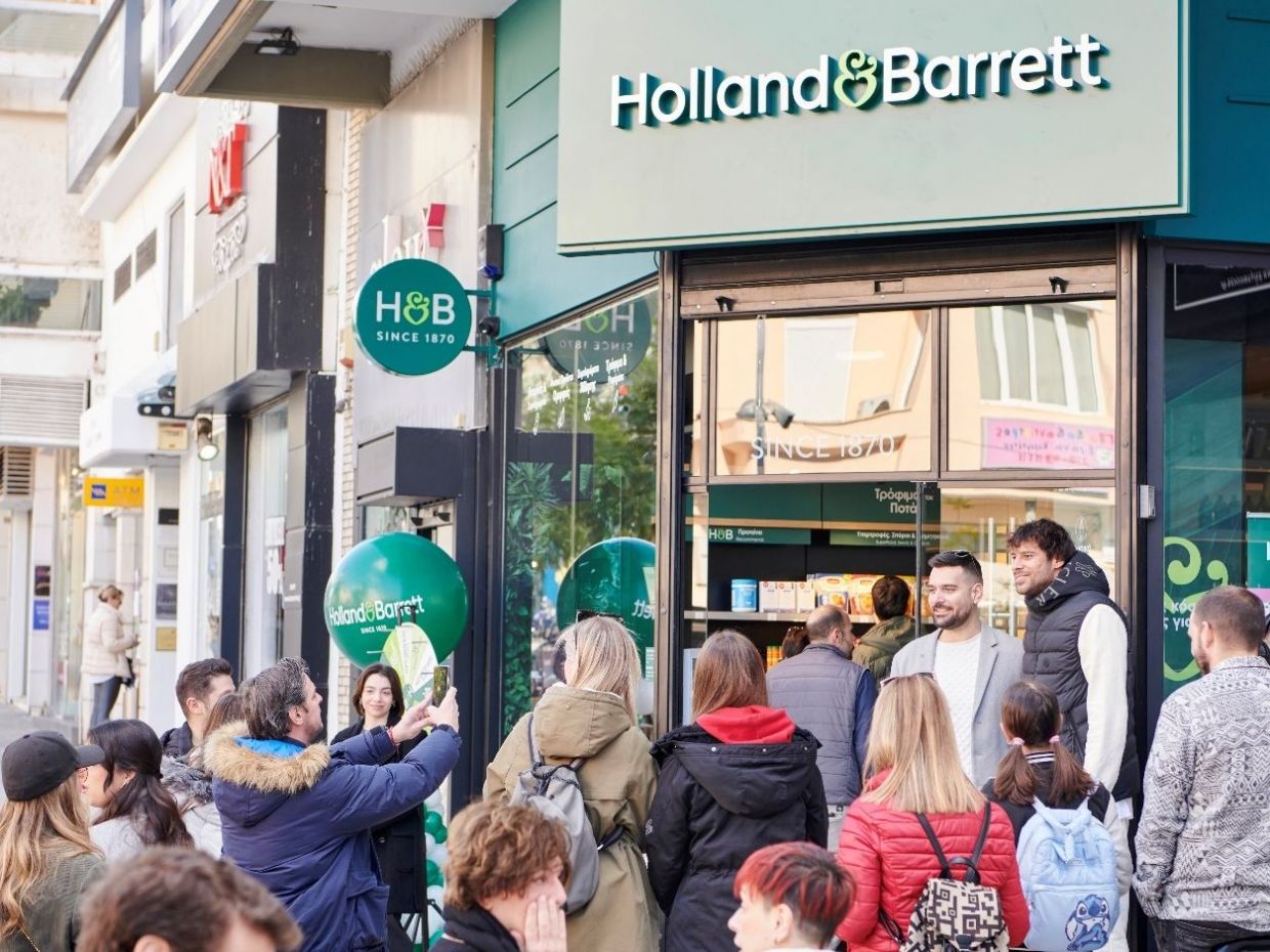 Η HOLLAND & BARRETT του Ομίλου FOURLIS έκλεισε έναν χρόνο στην Ελλάδα